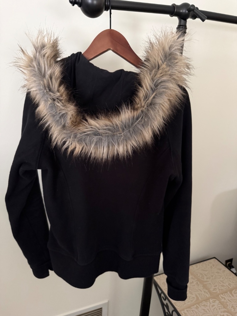 RARE VINTAGE Lululemon Scuba Hoodie Special Edition *Faux Fur Trim Black Size 8 - Picture 2 of 5
